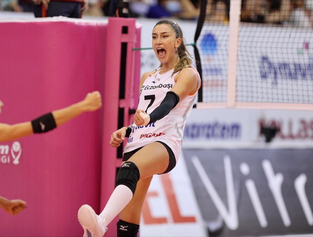 Milli Voleybolcu Hande Baladın'ın sevgilisini görenler inanamadı. O'da ünlü bir sporcuymuş 10