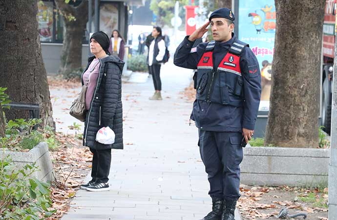 Saat 9’u 5 geçe Türkiye’de hayat 1 dakika durdu. Nazar etme ne olur çalış senin de olur 23