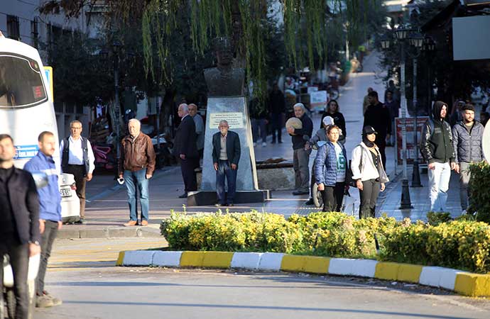 Saat 9’u 5 geçe Türkiye’de hayat 1 dakika durdu. Nazar etme ne olur çalış senin de olur 20