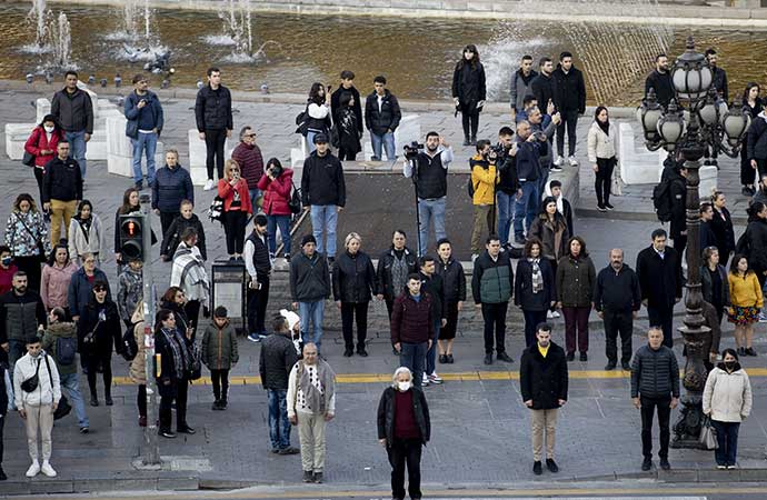 Saat 9’u 5 geçe Türkiye’de hayat 1 dakika durdu. Nazar etme ne olur çalış senin de olur 2