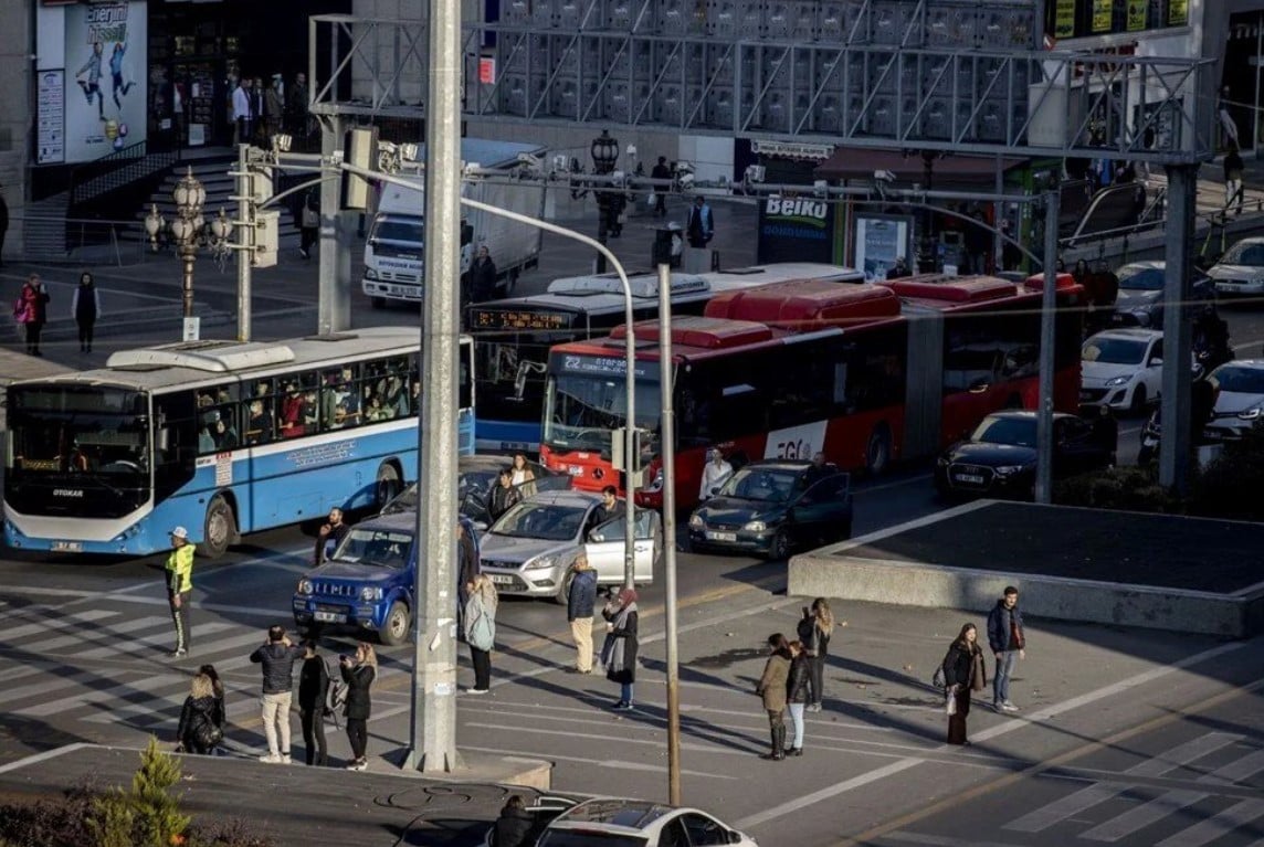 Saat 9’u 5 geçe Türkiye’de hayat 1 dakika durdu. Nazar etme ne olur çalış senin de olur 24