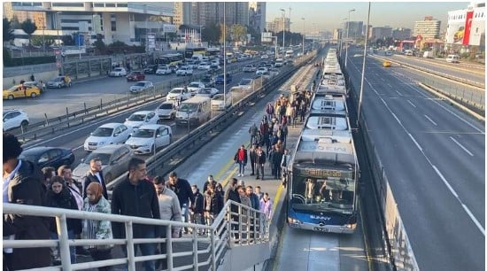 Saat 9’u 5 geçe Türkiye’de hayat 1 dakika durdu. Nazar etme ne olur çalış senin de olur 11