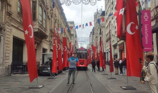 Bombalı saldırının ardından İstiklal Caddesi Türk bayraklarıyla donatıldı 1