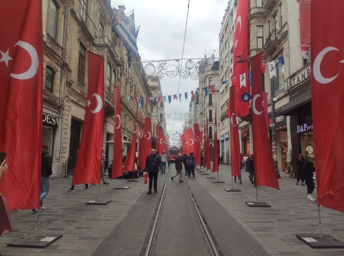Bombalı saldırının ardından İstiklal Caddesi Türk bayraklarıyla donatıldı 3