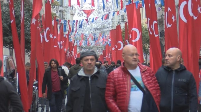 Bombalı saldırının ardından İstiklal Caddesi Türk bayraklarıyla donatıldı 2