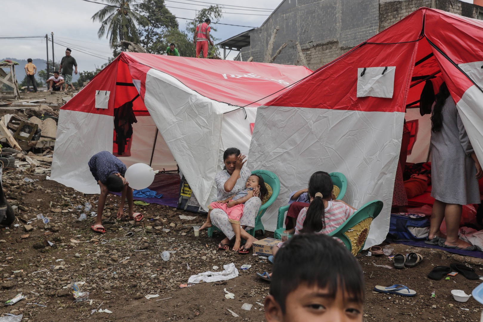 Endonezya’daki depremde hayatını kaybedenlerin sayısı 310’a yükseldi 4