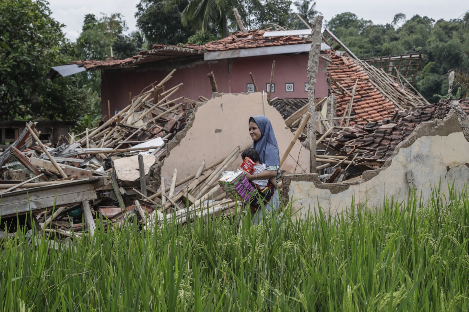 Endonezya’daki depremde hayatını kaybedenlerin sayısı 310’a yükseldi 3