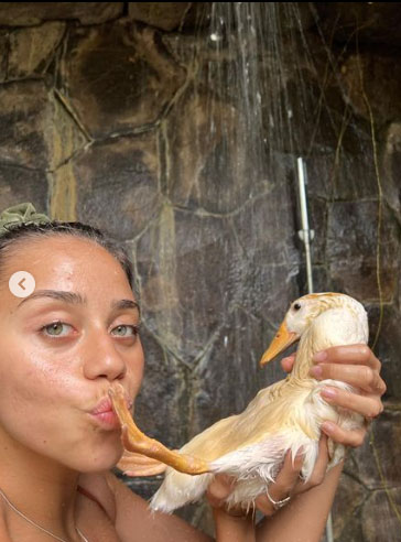 Zeynep Alkan ördeğiyle banyo yaptı 3