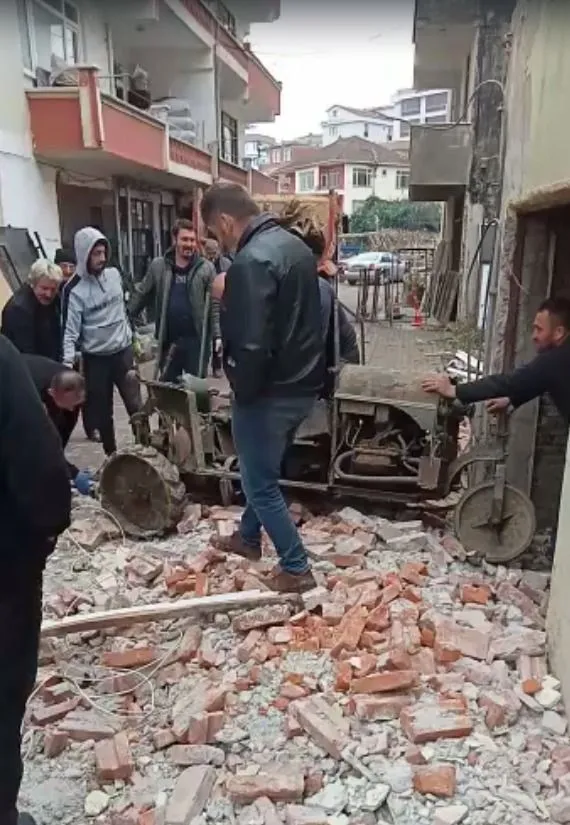 Yıkılan binadan Milletvekilinin elleriyle yaptığı tarihi traktör çıktı. Celal Bayar bile incelemeye gelmiş 8