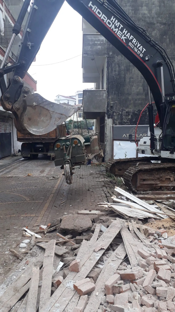 Yıkılan binadan Milletvekilinin elleriyle yaptığı tarihi traktör çıktı. Celal Bayar bile incelemeye gelmiş 2