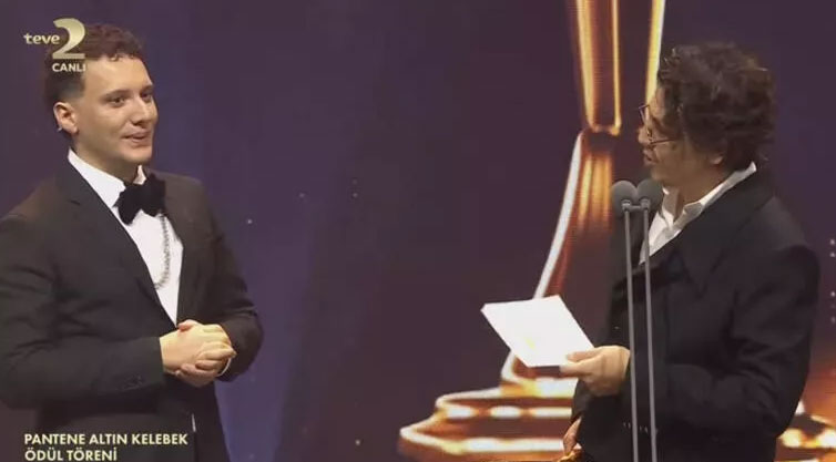 48. Pantene Altın Kelebek Ödülleri sahiplerini buldu. Ebru Yaşar gecede En İyi Arabesk Fantezi Müzik Kadın Şarkıcısı seçildi 10