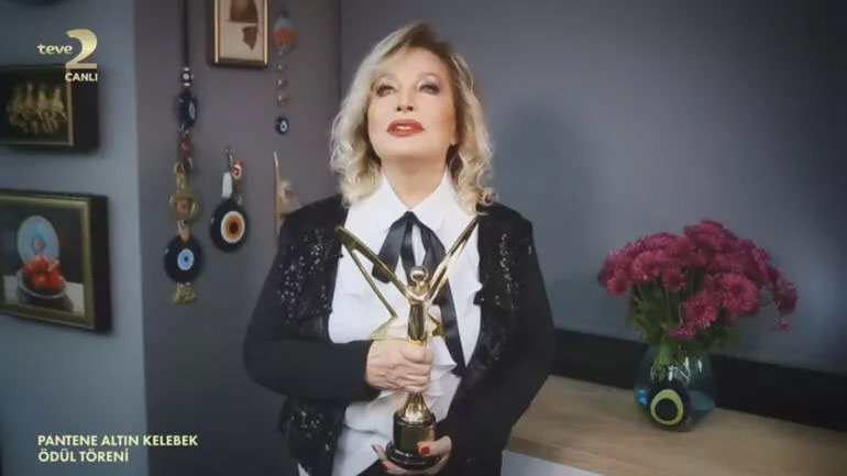 48. Pantene Altın Kelebek Ödülleri sahiplerini buldu. Ebru Yaşar gecede En İyi Arabesk Fantezi Müzik Kadın Şarkıcısı seçildi 9