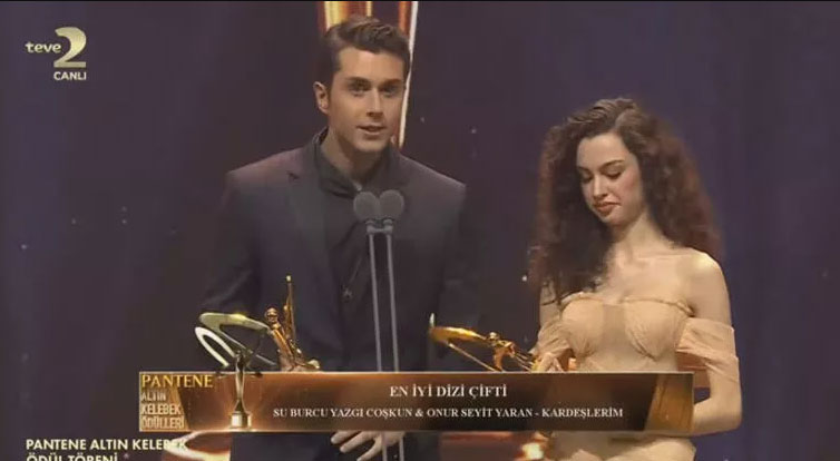 48. Pantene Altın Kelebek Ödülleri sahiplerini buldu. Ebru Yaşar gecede En İyi Arabesk Fantezi Müzik Kadın Şarkıcısı seçildi 17