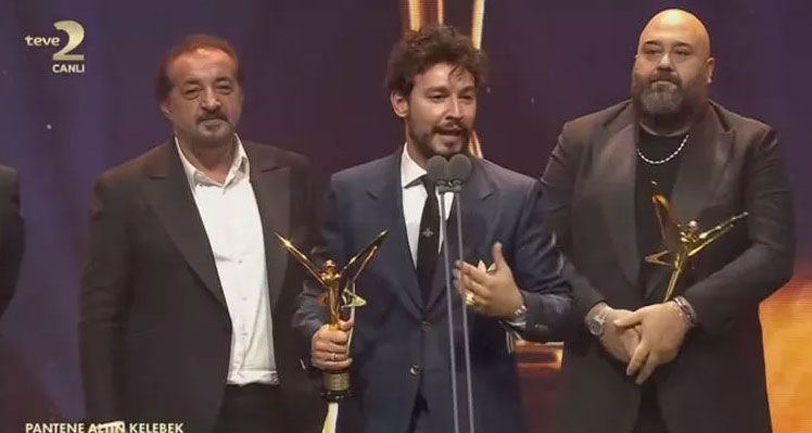 48. Pantene Altın Kelebek Ödülleri sahiplerini buldu. Ebru Yaşar gecede En İyi Arabesk Fantezi Müzik Kadın Şarkıcısı seçildi 18