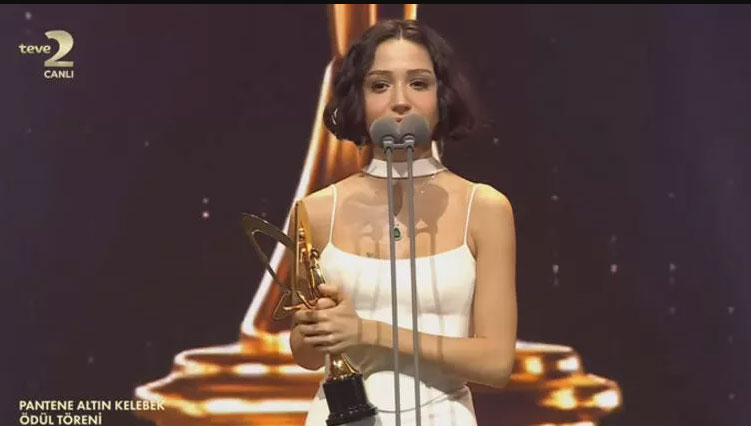 48. Pantene Altın Kelebek Ödülleri sahiplerini buldu. Ebru Yaşar gecede En İyi Arabesk Fantezi Müzik Kadın Şarkıcısı seçildi 11