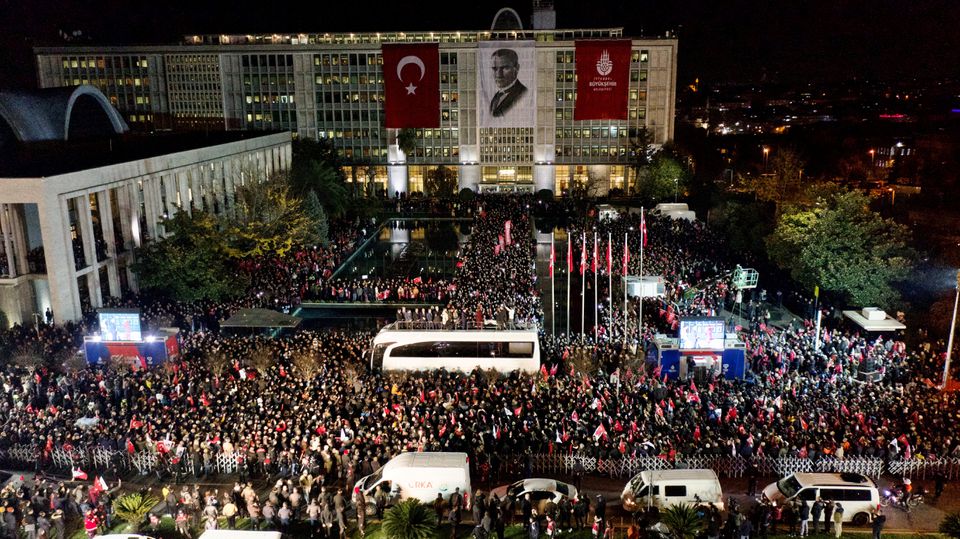 Saraçhane’deki tarihi buluşmayı Reuters böyle duyurdu: Türkiye'de binlerce kişi İBB Başkanı’nın mahkumiyetini protesto etti 2