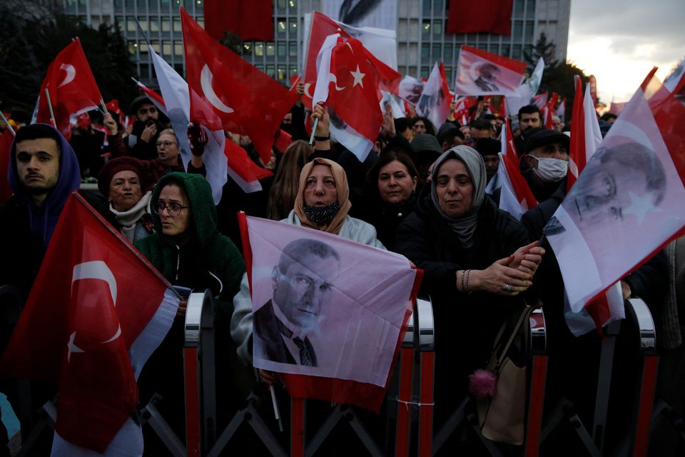 Saraçhane’deki tarihi buluşmayı Reuters böyle duyurdu: Türkiye'de binlerce kişi İBB Başkanı’nın mahkumiyetini protesto etti 7