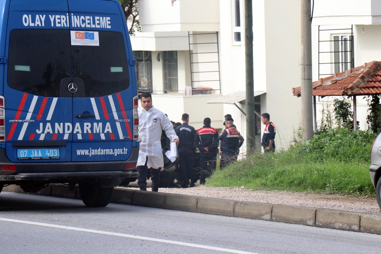 Akli dengesi bozuk kadın 3 farklı noktaya patlayıcı yerleştirdi. Ekipler son anda yetişti 12