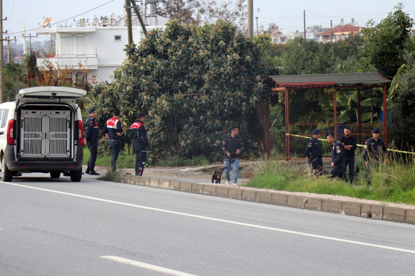 Akli dengesi bozuk kadın 3 farklı noktaya patlayıcı yerleştirdi. Ekipler son anda yetişti 2