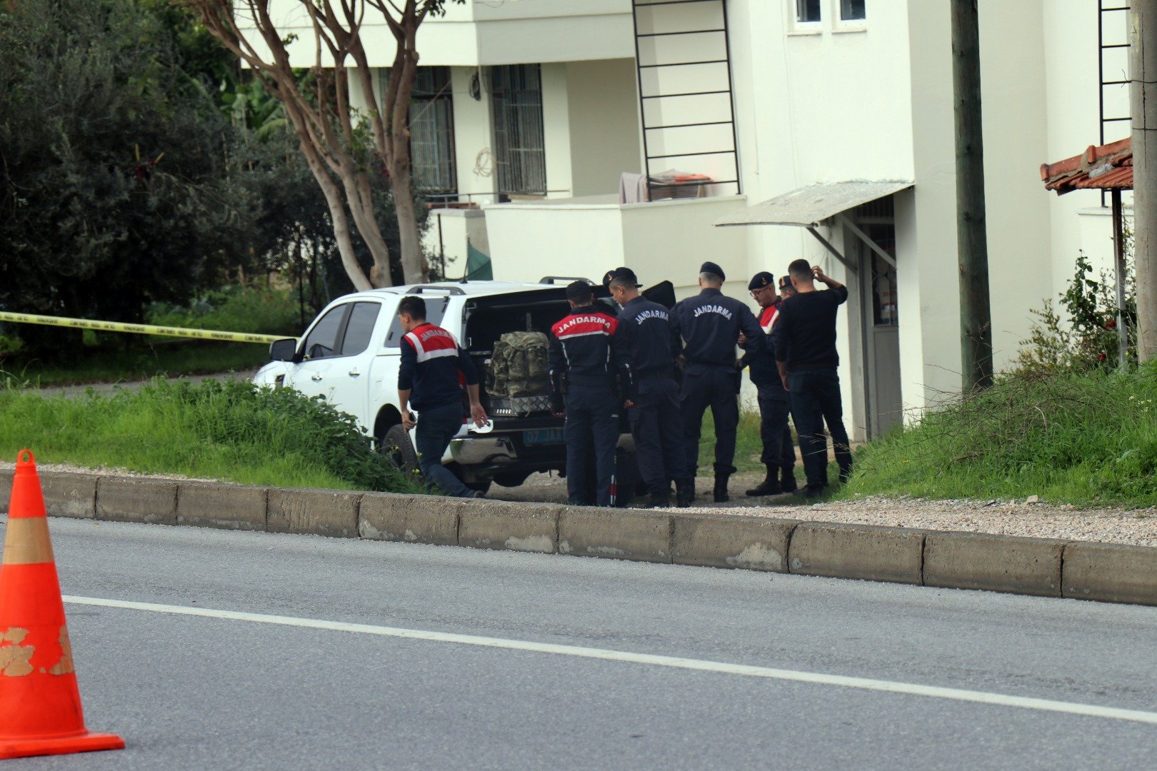 Akli dengesi bozuk kadın 3 farklı noktaya patlayıcı yerleştirdi. Ekipler son anda yetişti 9