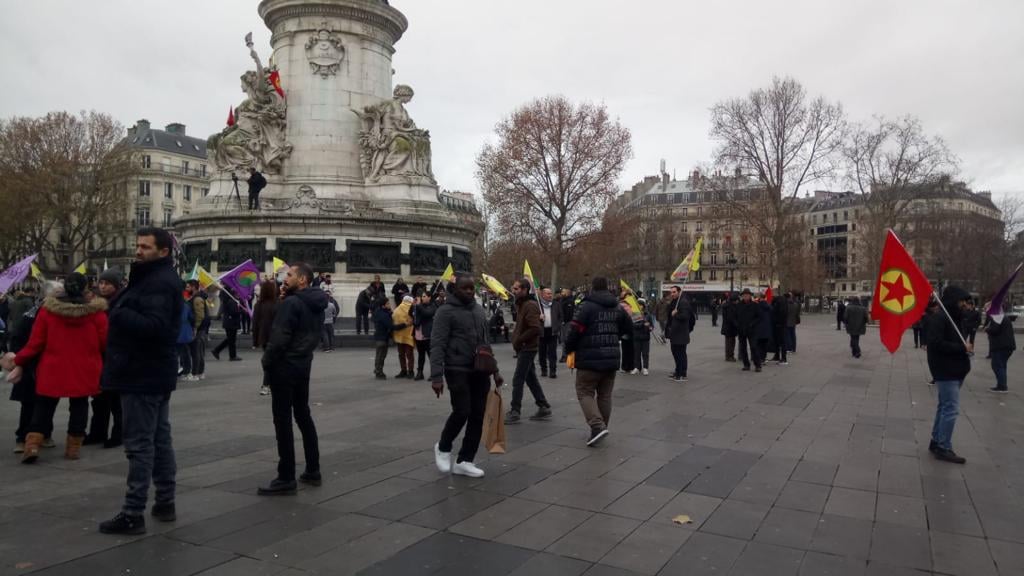 Terör örgütü PKK yandaşları Paris'i savaş alanına çevirdi. Çok sayıda sivil aracı ateşe verdiler 11