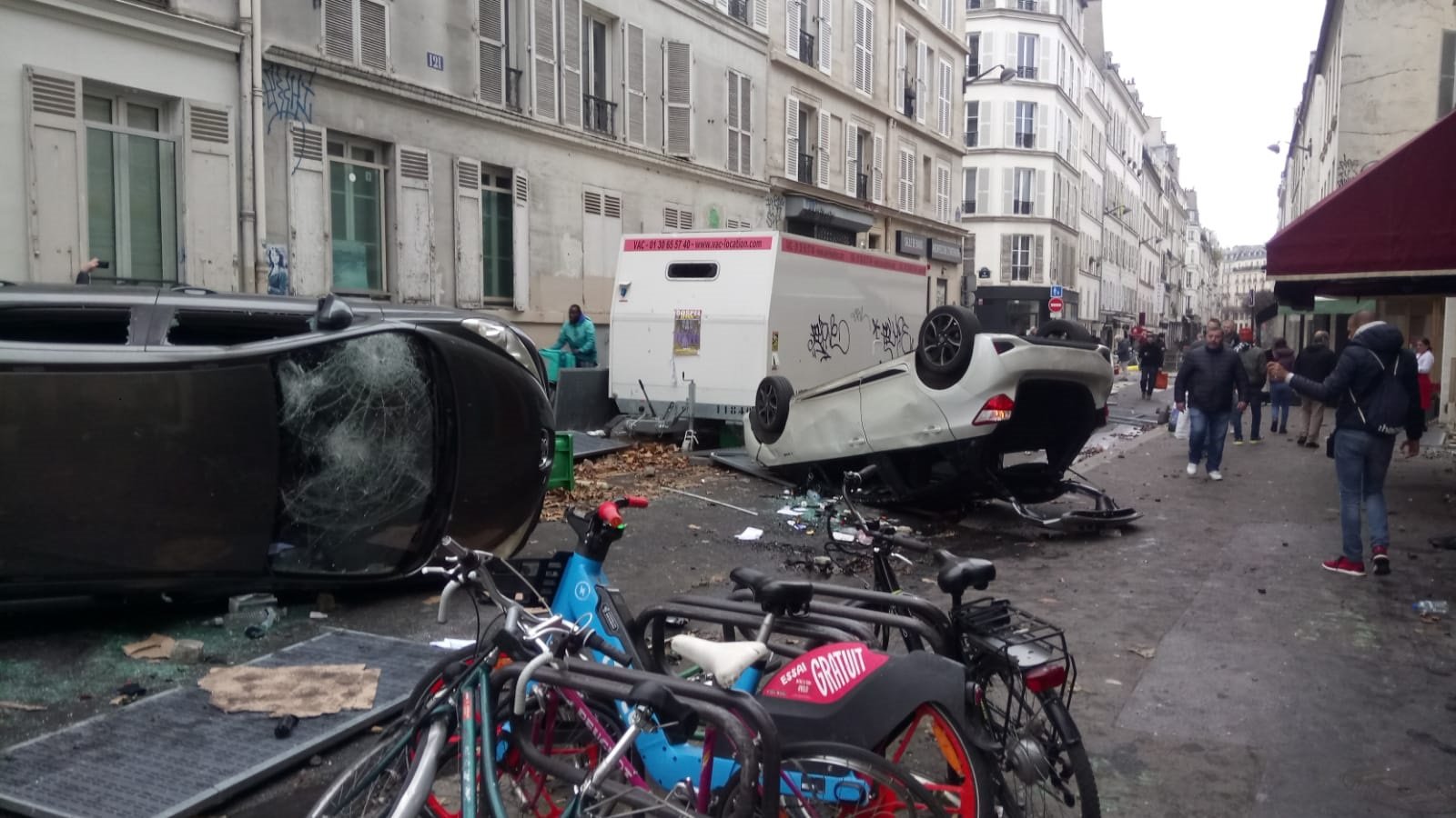 Terör örgütü PKK yandaşları Paris'i savaş alanına çevirdi. Çok sayıda sivil aracı ateşe verdiler 4