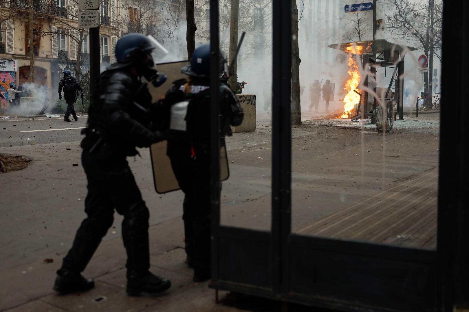 Terör örgütü PKK yanlıları Paris'te polisle çatıştı 17