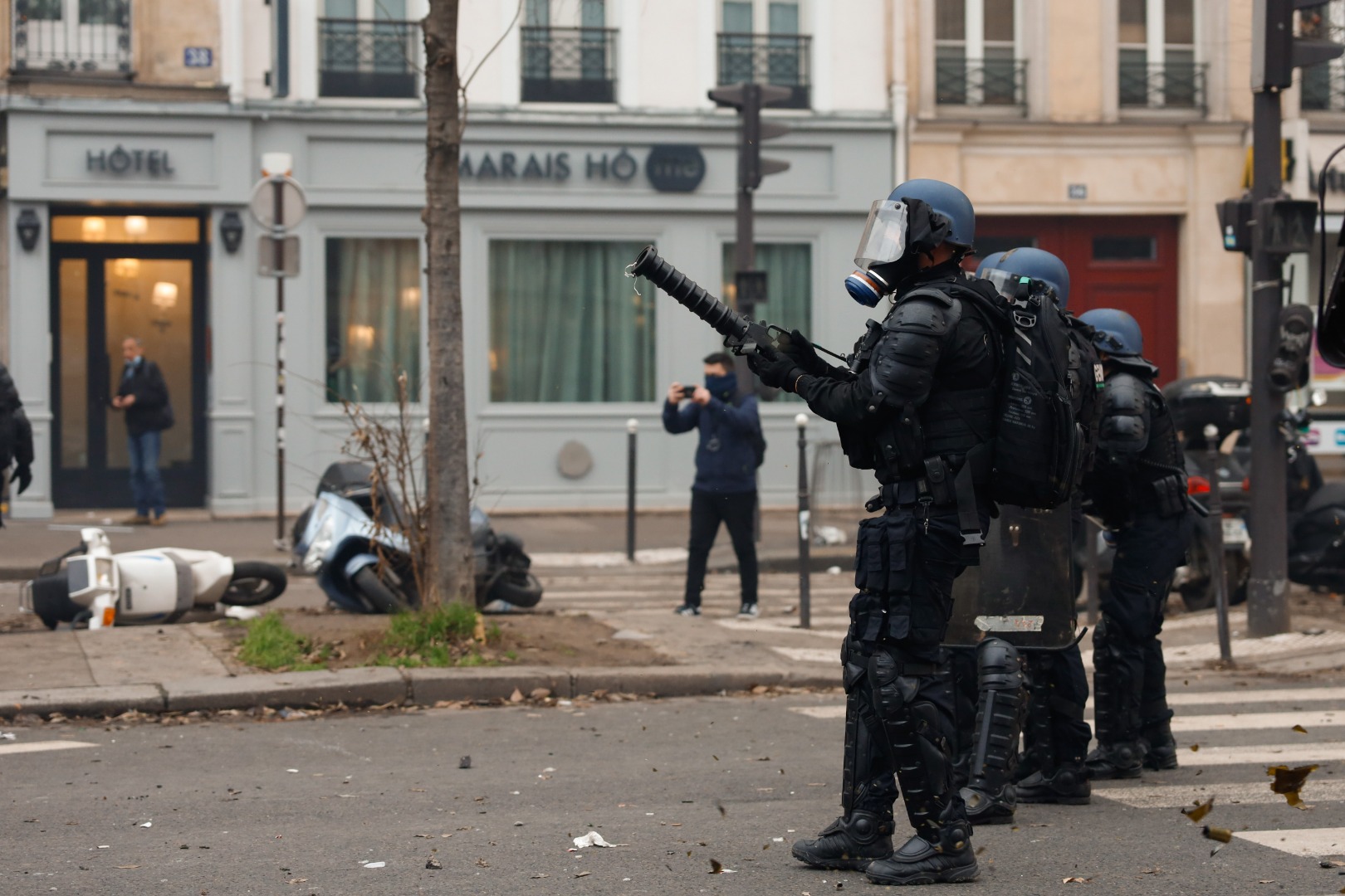 Terör örgütü PKK yanlıları Paris'te polisle çatıştı 14