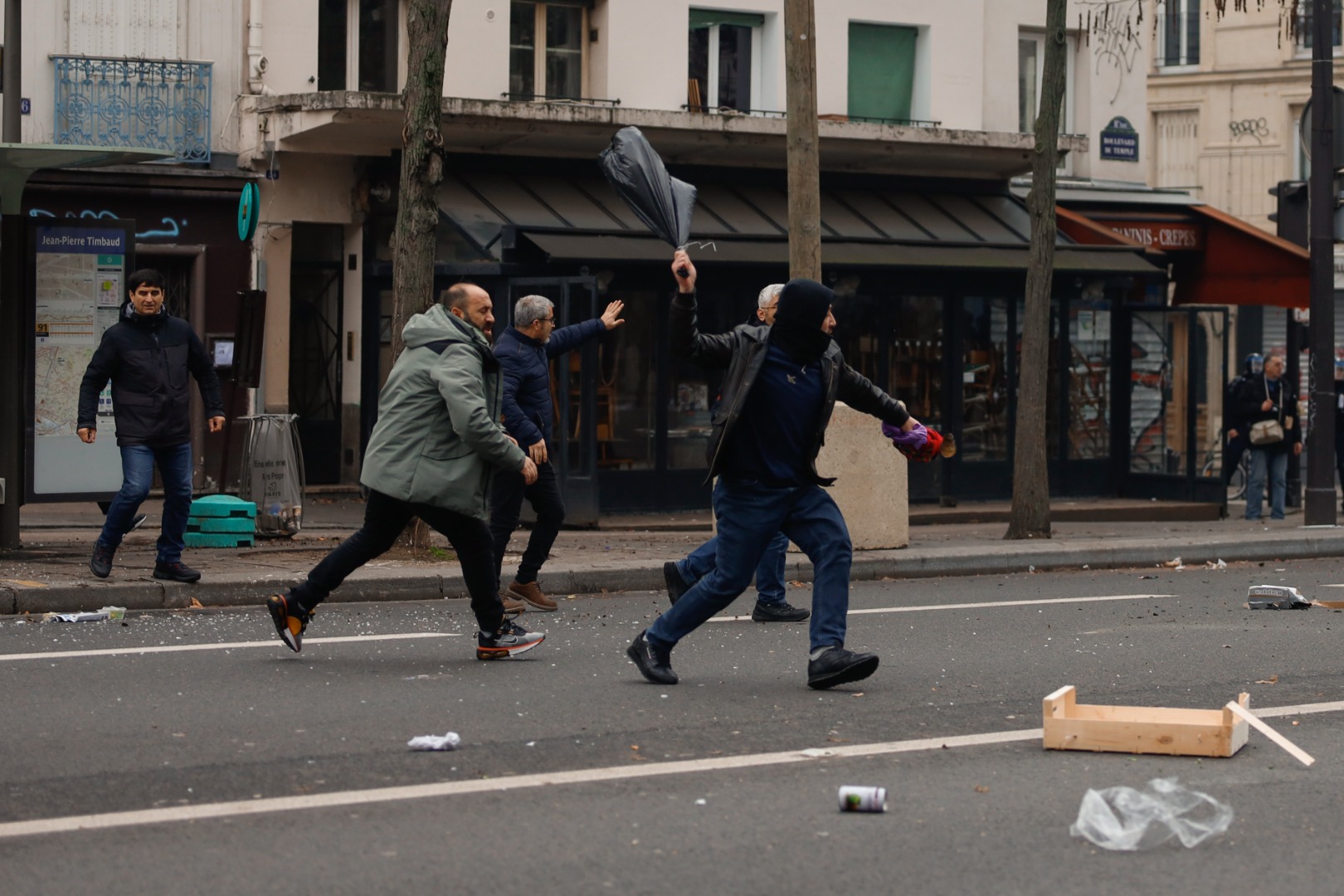 Terör örgütü PKK yanlıları Paris'te polisle çatıştı 4