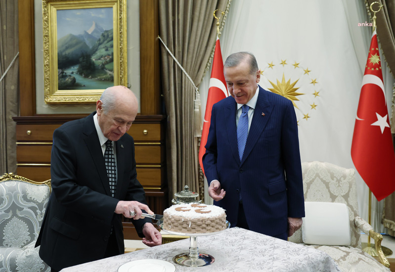 Saray’da özel buluşma. Erdoğan'dan pasta Bahçeli'den gül 5