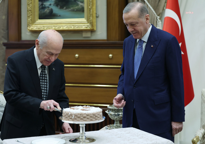 Saray’da özel buluşma. Erdoğan'dan pasta Bahçeli'den gül 6