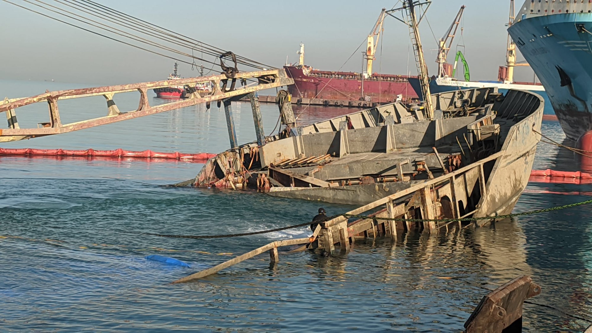 İskenderun Körfezi'nde batan gemi su yüzeyine çıkartıldı 7