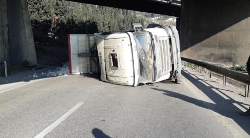 TIR devrildi İstanbul yönü ulaşıma kapandı 3