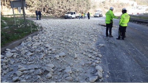 TIR devrildi İstanbul yönü ulaşıma kapandı 1