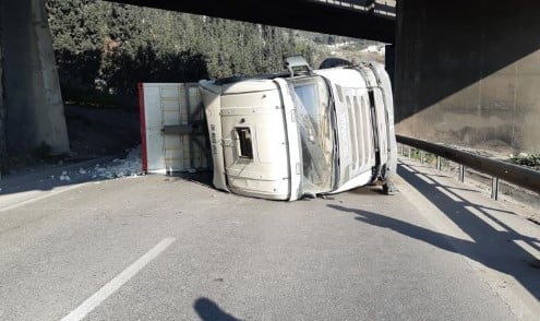 TIR devrildi İstanbul yönü ulaşıma kapandı 5