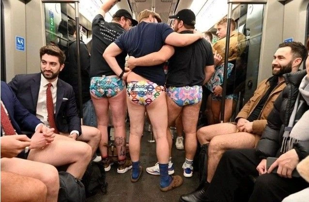Pantolonları çıkarıp metroya bindiler. Bu bir 'altı kaval üstü şişhane' haberidir 22
