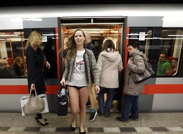Pantolonları çıkarıp metroya bindiler. Bu bir 'altı kaval üstü şişhane' haberidir 19