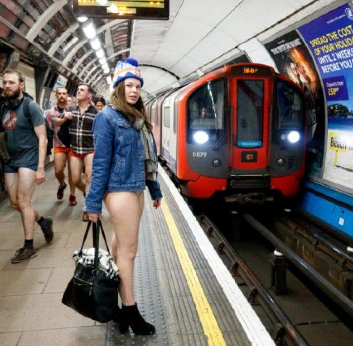 Pantolonları çıkarıp metroya bindiler. Bu bir 'altı kaval üstü şişhane' haberidir 15