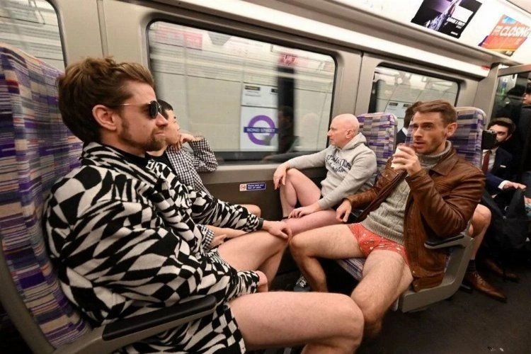 Pantolonları çıkarıp metroya bindiler. Bu bir 'altı kaval üstü şişhane' haberidir 16
