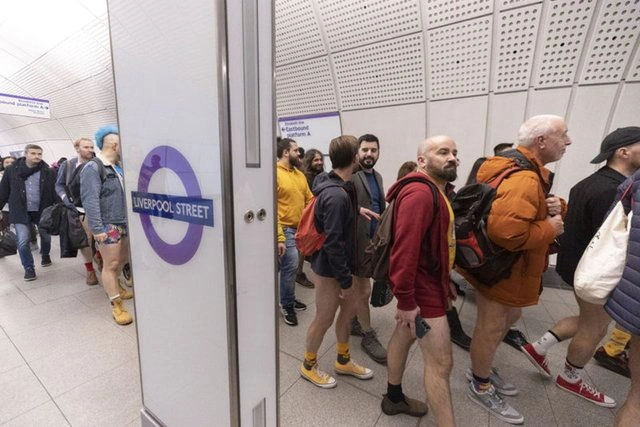 Pantolonları çıkarıp metroya bindiler. Bu bir 'altı kaval üstü şişhane' haberidir 13