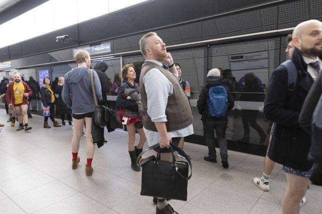 Pantolonları çıkarıp metroya bindiler. Bu bir 'altı kaval üstü şişhane' haberidir 12