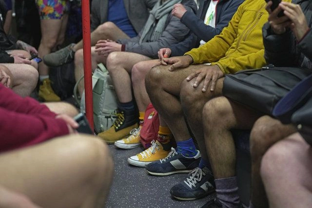 Pantolonları çıkarıp metroya bindiler. Bu bir 'altı kaval üstü şişhane' haberidir 9