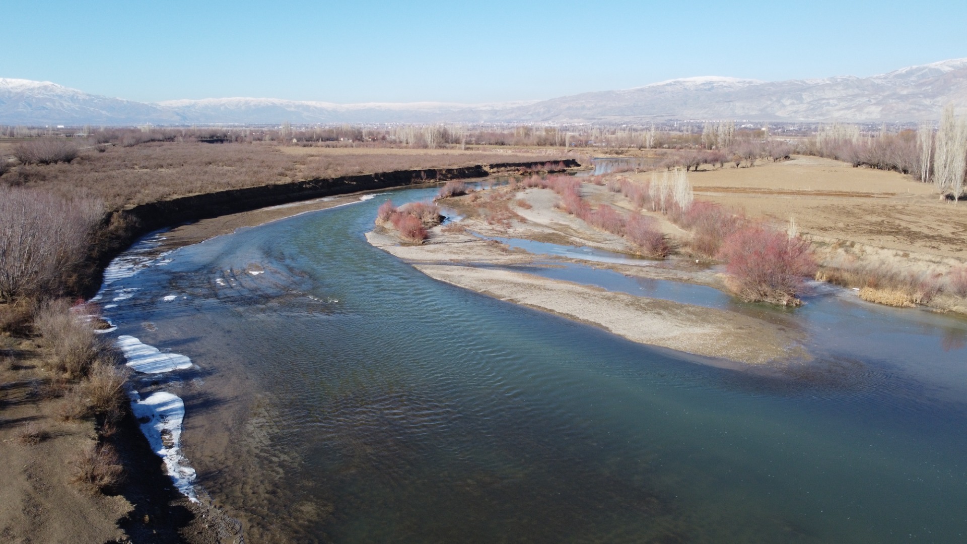 Türkiye'nin en hızlı akan nehirlerinden Karasu'da su seviyesi düştü 11