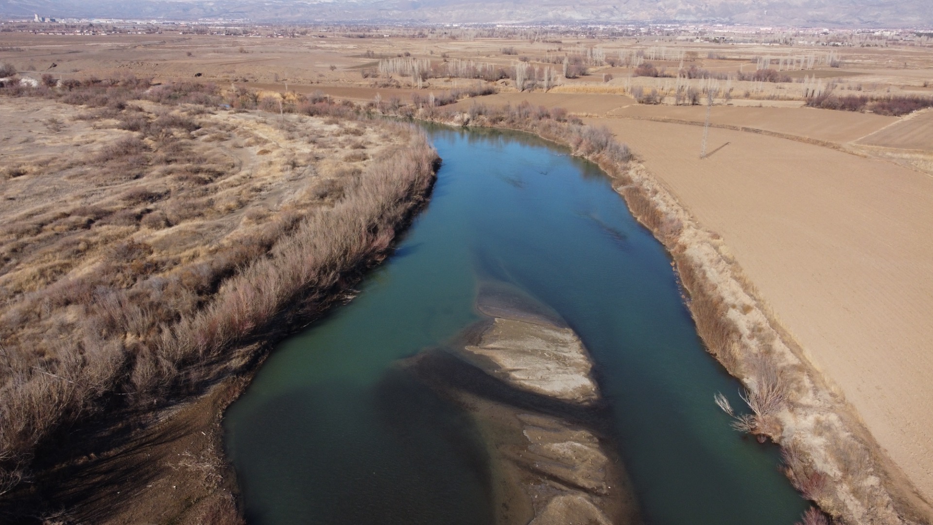Türkiye'nin en hızlı akan nehirlerinden Karasu'da su seviyesi düştü 10