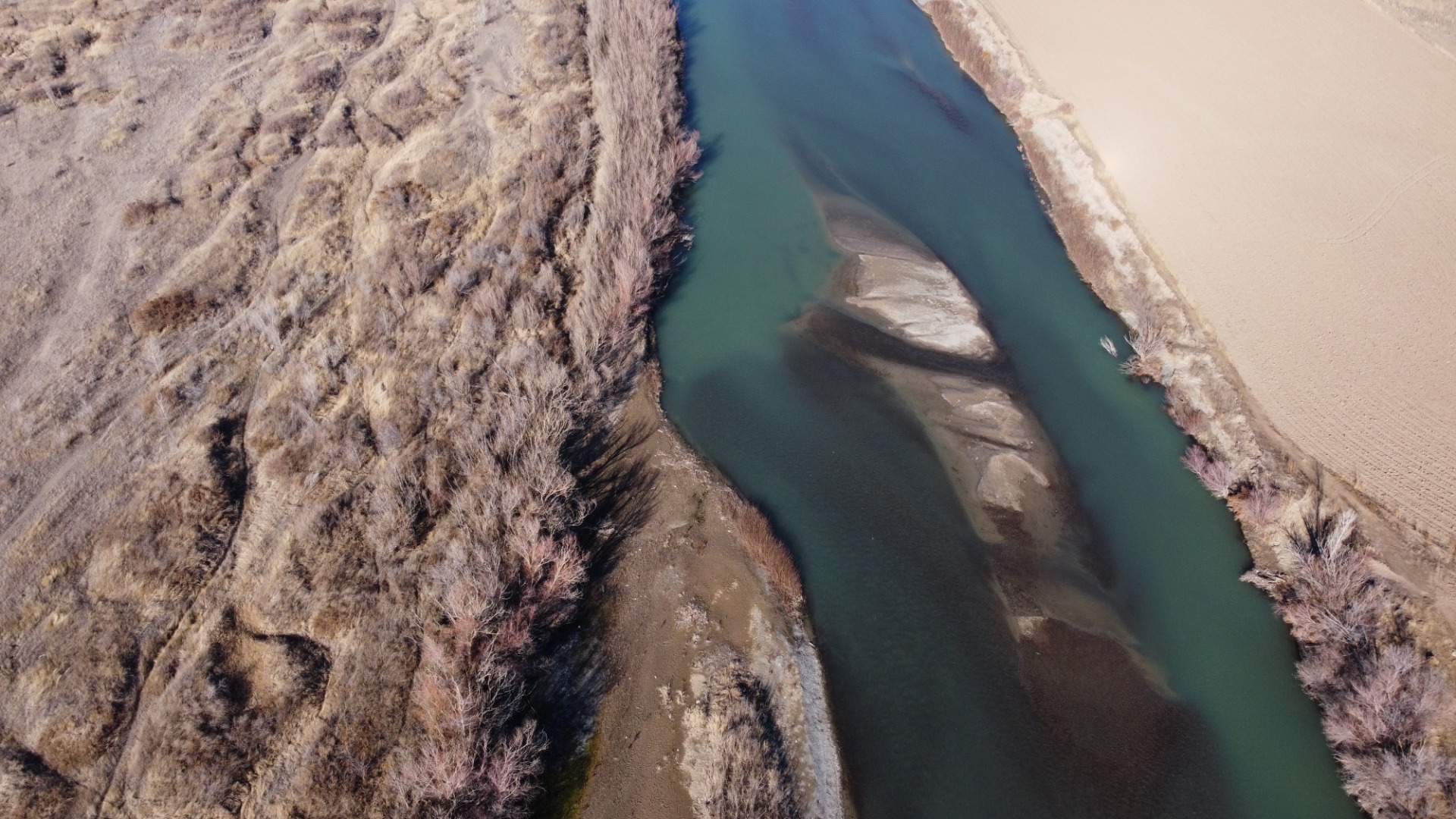 Türkiye'nin en hızlı akan nehirlerinden Karasu'da su seviyesi düştü 6