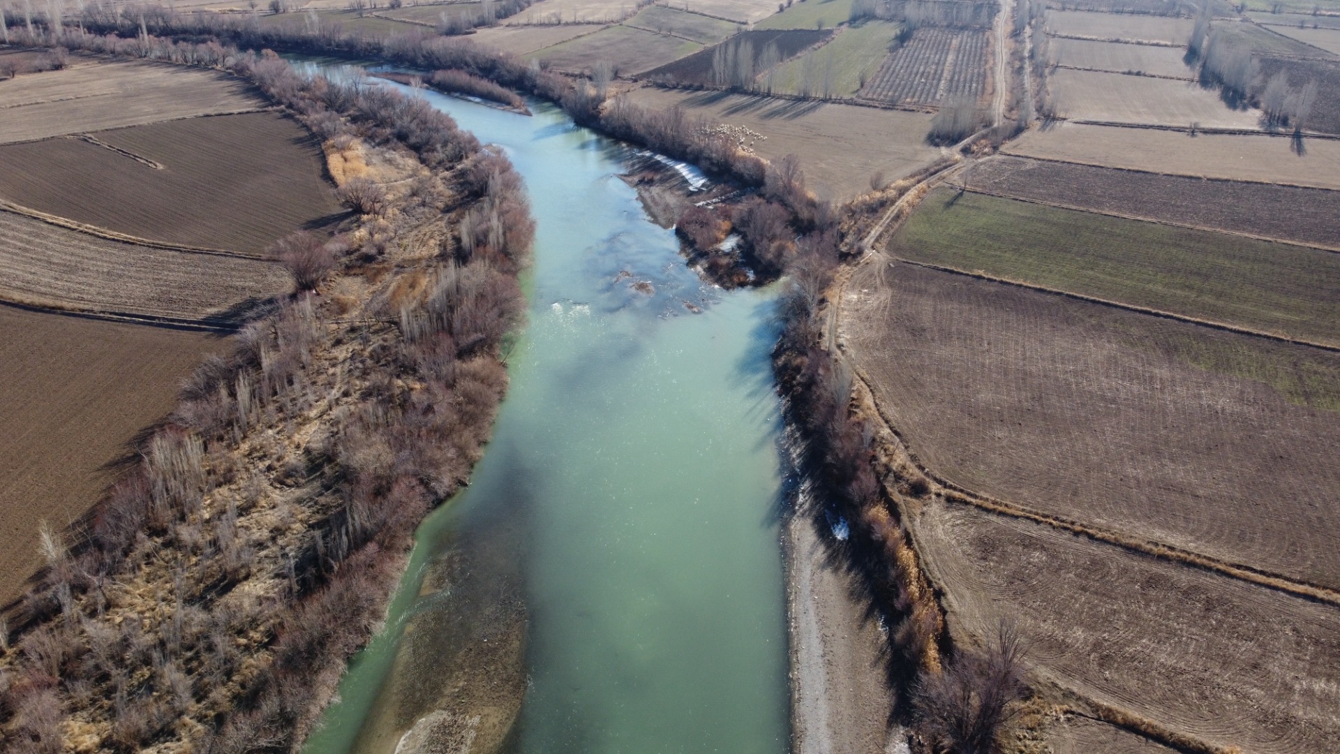 Türkiye'nin en hızlı akan nehirlerinden Karasu'da su seviyesi düştü 7