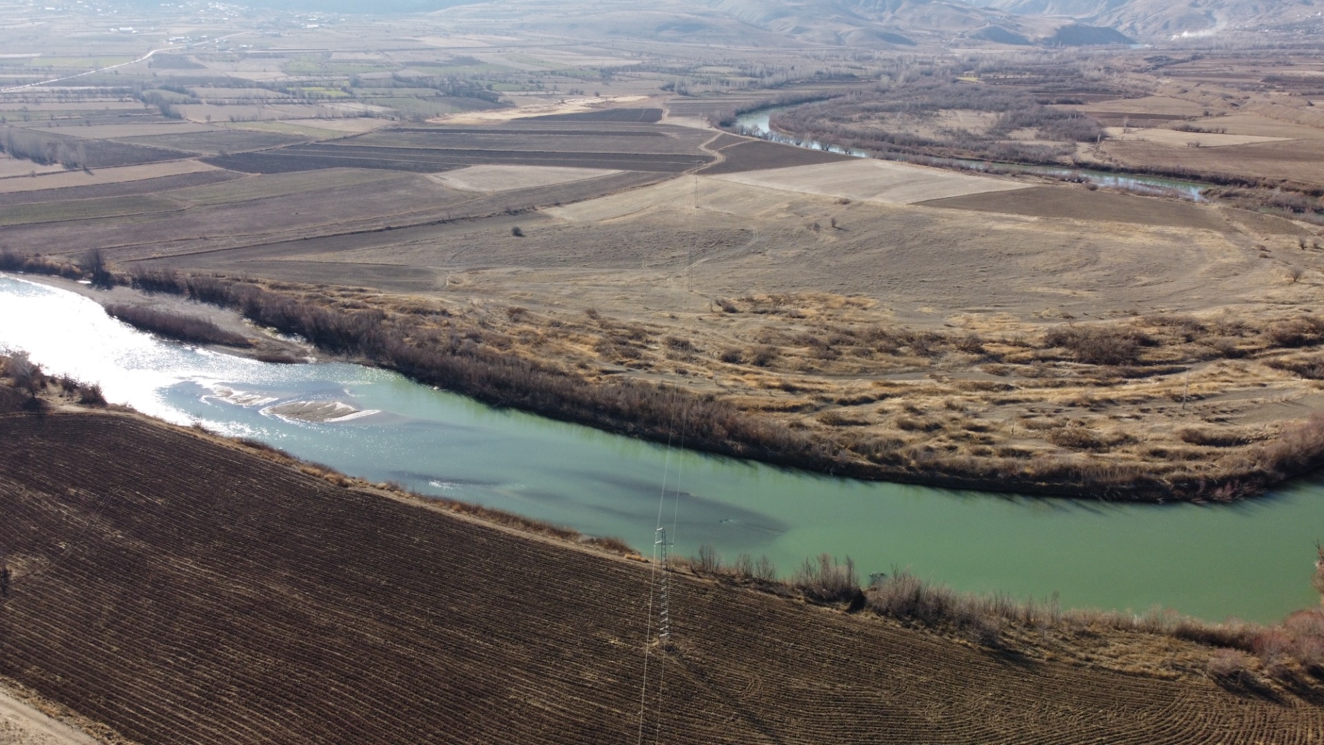 Türkiye'nin en hızlı akan nehirlerinden Karasu'da su seviyesi düştü 8