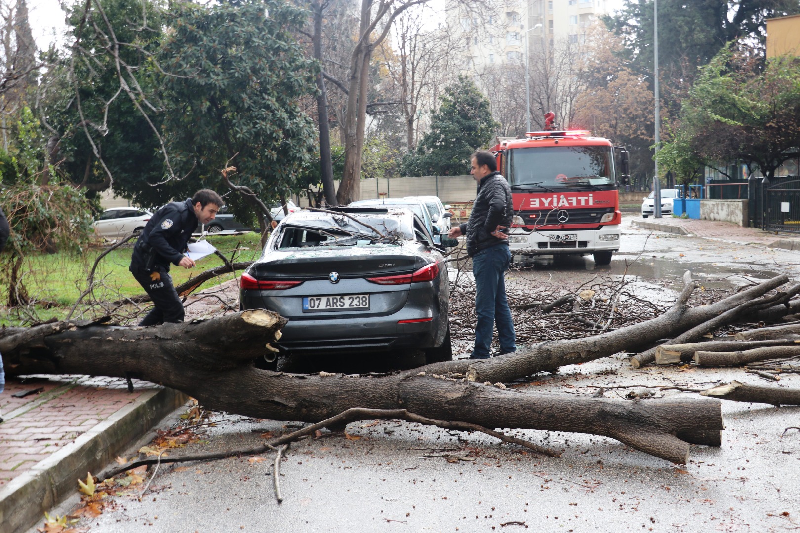 Antalya'da fırtına ve sağanak yağış hayatı durma noktasına getirdi. Yollar göle döndü ağaçlar devrildi 11