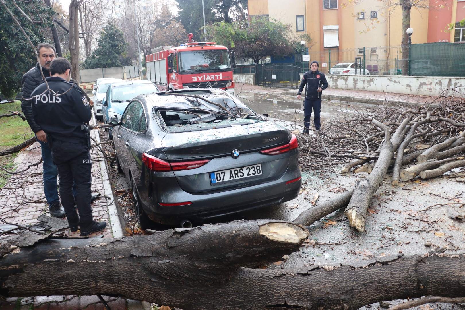 Antalya'da fırtına ve sağanak yağış hayatı durma noktasına getirdi. Yollar göle döndü ağaçlar devrildi 14
