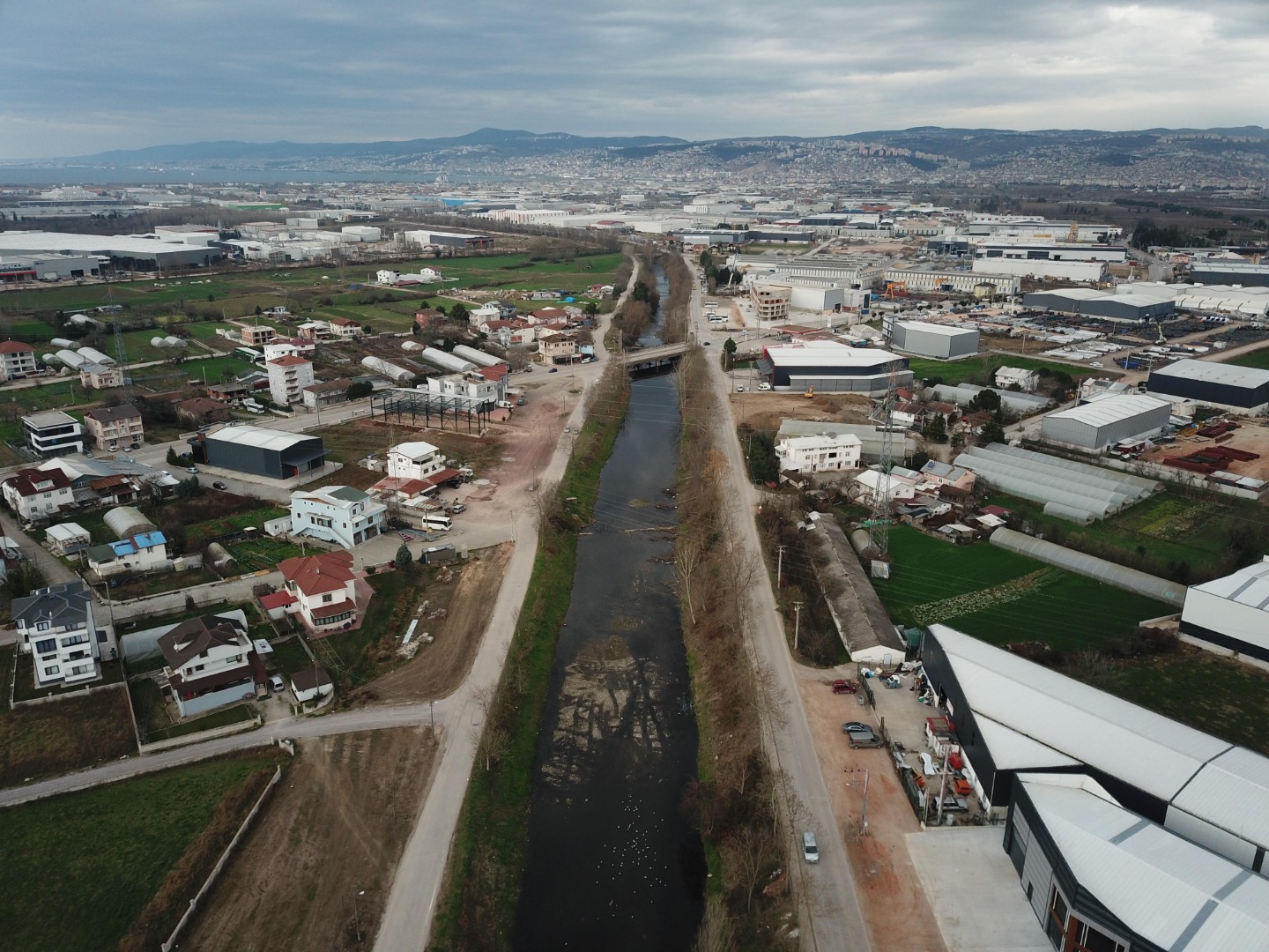 Dere yine simsiyah akıyor. Geçen ay da bir fabrikanın faaliyetleri men edilmişti 10